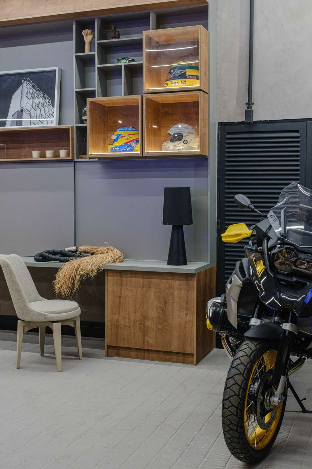Garagem BMW – Morar Mais Rio 2021, projeto de fotografia da OBSCVRA