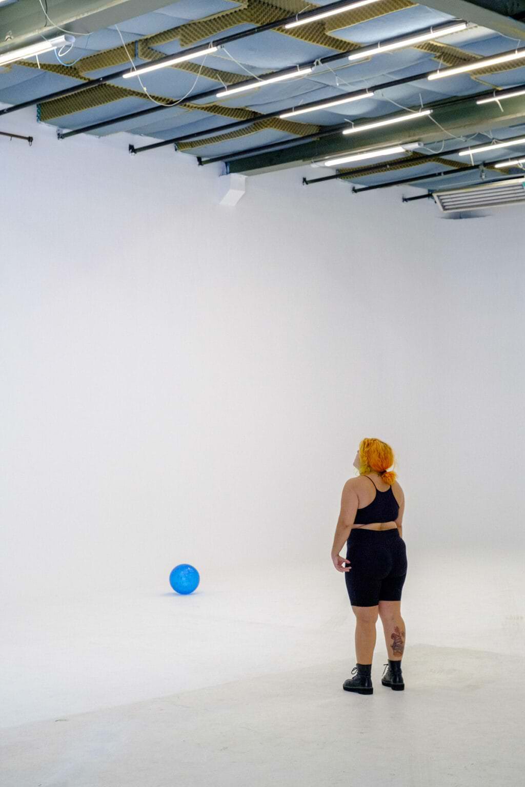 Montagem do set do clipe Brisa da Boa da Kamatos, projeto audiovisual da OBSCVRA
