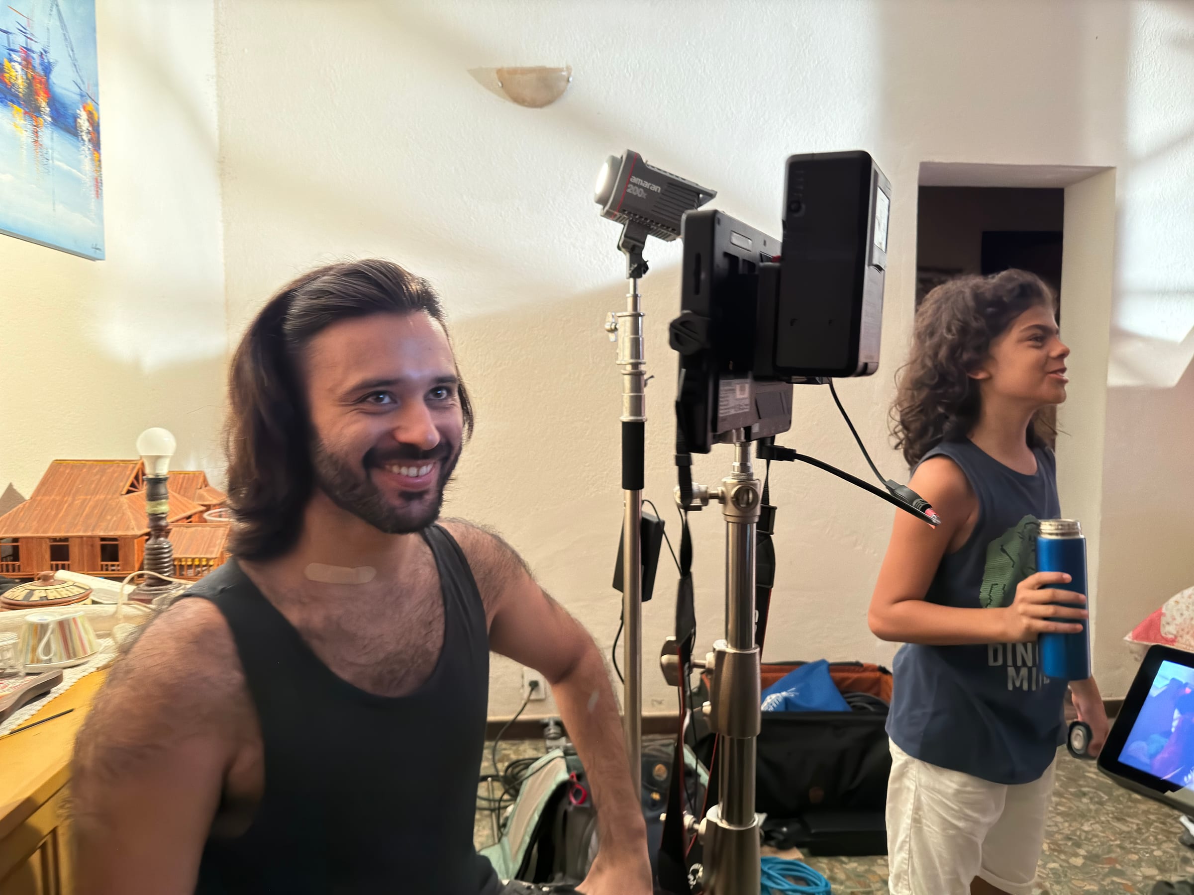 Elenco se prepara para filmar dentro da casa