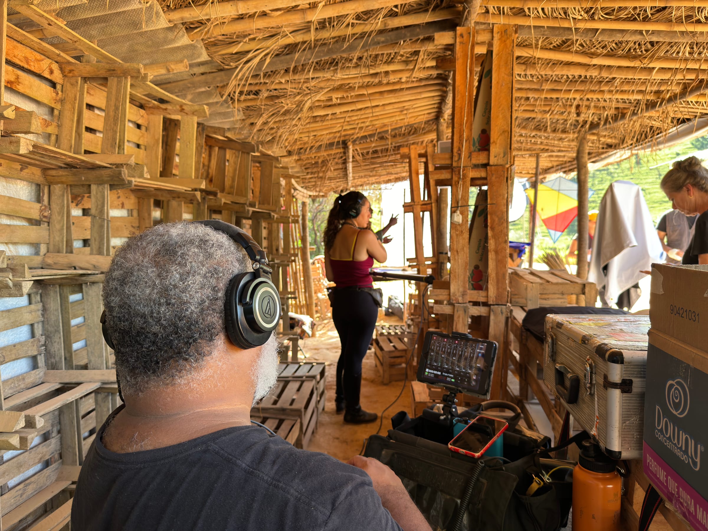 Equipe filma dentro do cenário construído em bambu