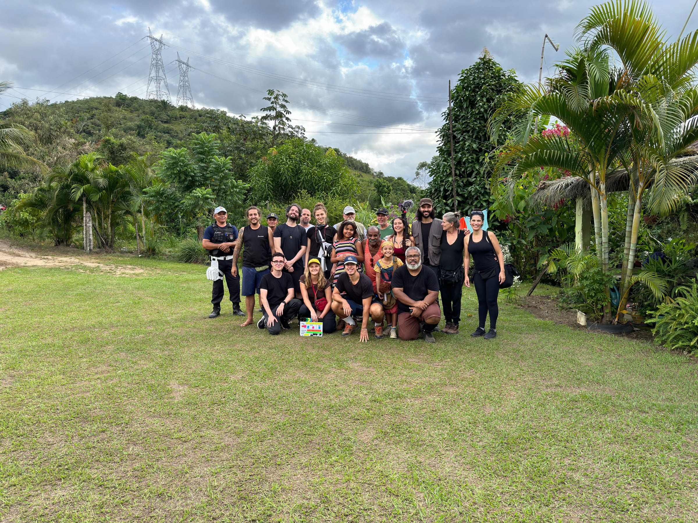 Elenco e equipe reunidos para a foto coletiva da produção