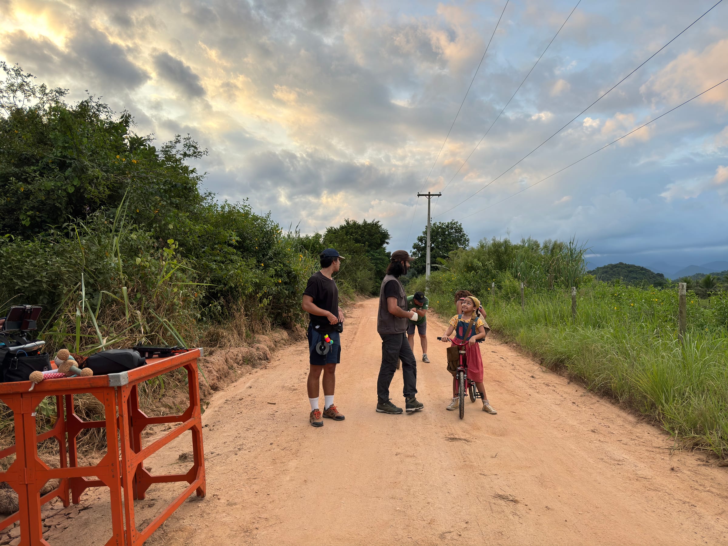 Equipe prepara uma cena do filme em uma estrada
